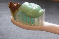 Clean Teeth with Propolis